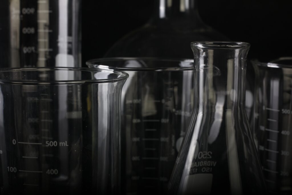 Lär dig mer om de vanligaste verktygen i ett kemi- och biologilabb: Autoklaver och mikroskop