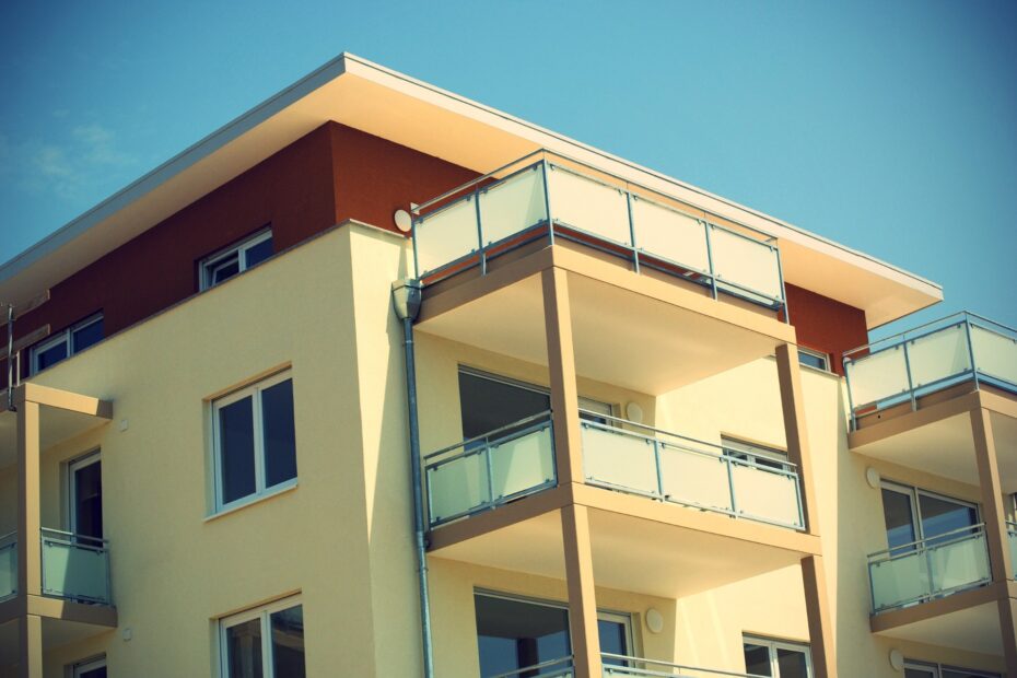 Bilden visar balkonger med balkongskydd. Det finns olika typer av balkongskydd och insynsskydd för balkonger.