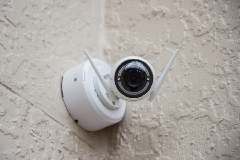 Bilden visar övervakningskamera med wifi. Kameraövervakning utomhus kan ske med IP kameror eller analoga kameror.