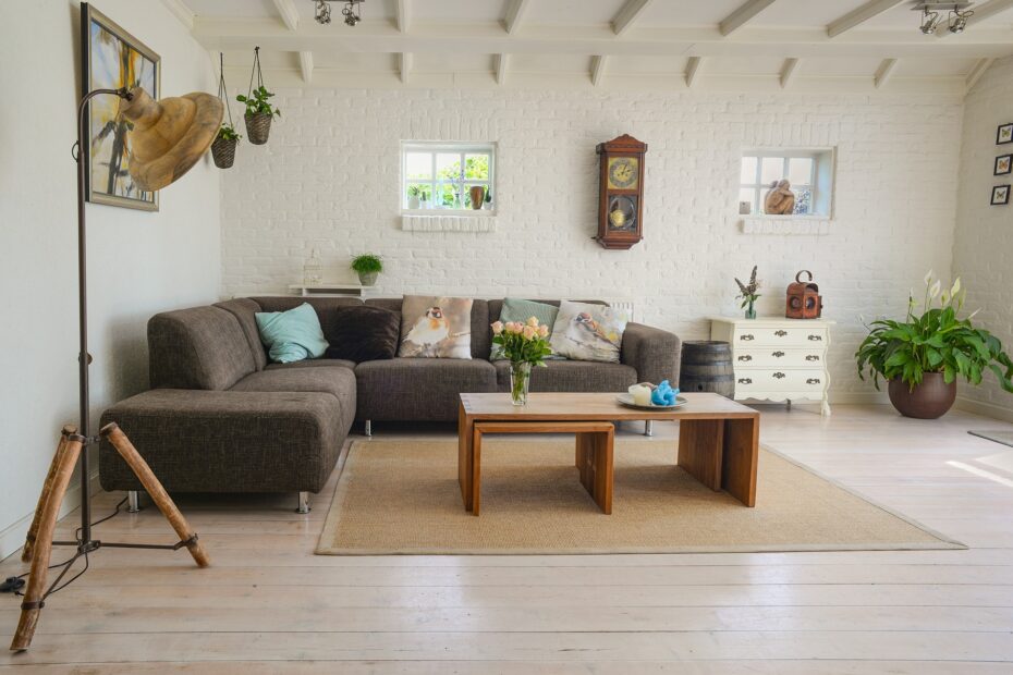 Bilden visar en modern inredning med rustika möbler. Rustik heminredning och industriell heminredning har blivit allt mer populärt och industrilla möbler går att köpa både nytt och som återvunna möbler.