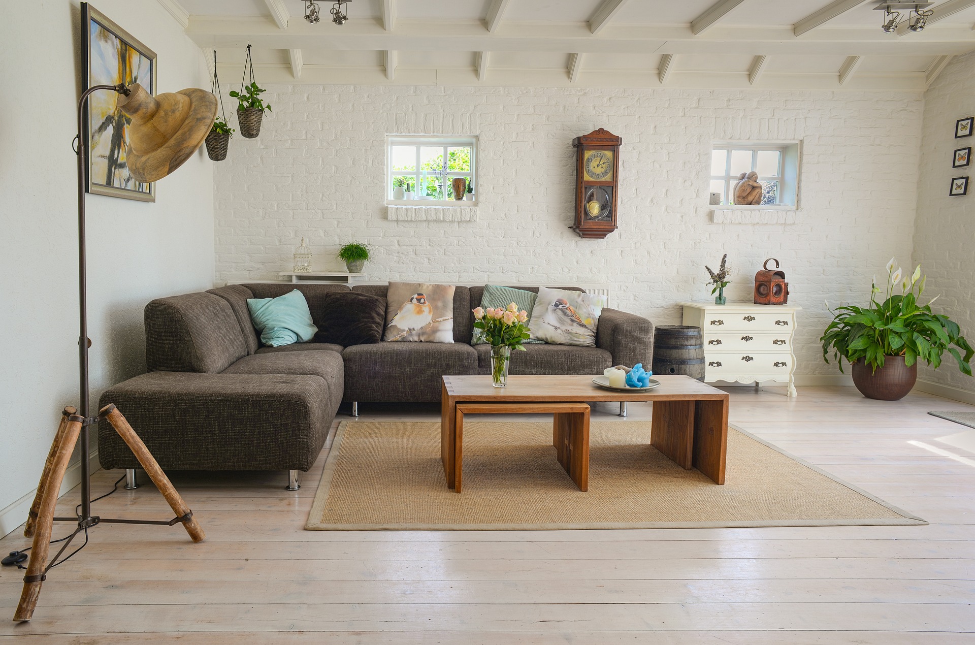 Bilden visar en modern inredning med rustika möbler. Rustik heminredning och industriell heminredning har blivit allt mer populärt och industrilla möbler går att köpa både nytt och som återvunna möbler.