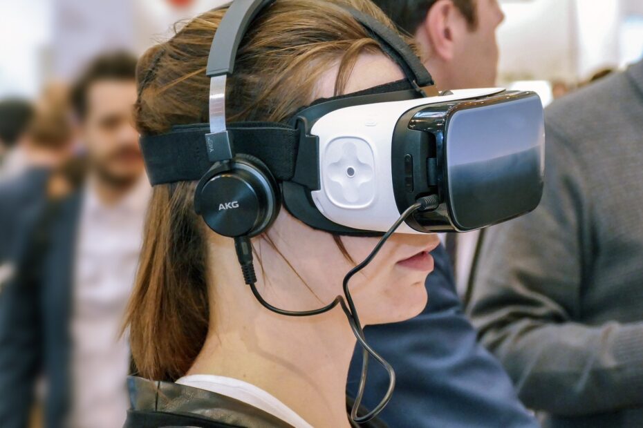 Bilden visar en person med VR headset. Med rätt VR tillbehör till ditt vr gaming system kan du få en bättre spelupplevelse.