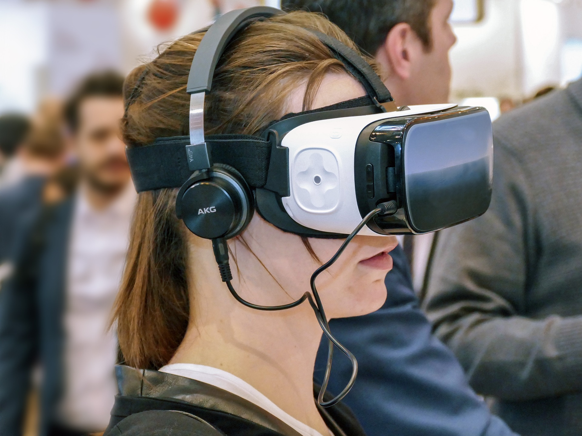 Bilden visar en person med VR headset. Med rätt VR tillbehör till ditt vr gaming system kan du få en bättre spelupplevelse.
