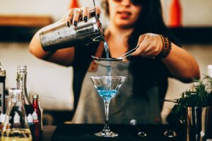 Drömmen om hantverket bakom glaset genom en bartenderkurs
